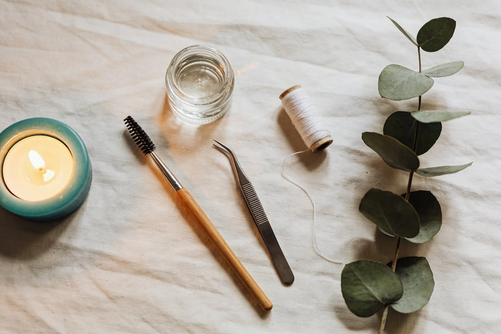 Brynverktyg hos Beauty by Rezi – pensel, pincett och tråd på linne